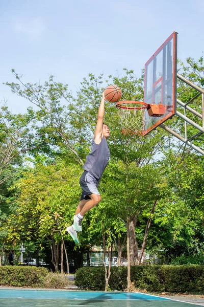 Basket Handen Man Hoppar Kasta Basket Båge Bakgrund Träd Parken — Stockfoto