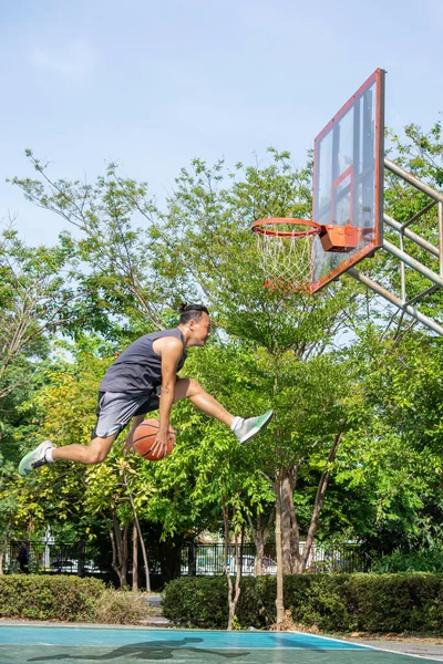 Basket Handen Man Hoppar Kasta Basket Båge Bakgrund Träd Parken — Stockfoto