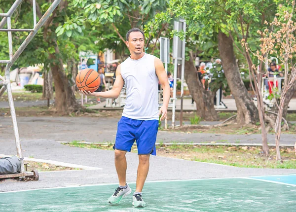 Basquete Mão Homem Asiático Para Exercitar Árvore Fundo Bang Yai — Fotografia de Stock