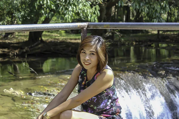 Mujer Asean Agua Arroyo Verde Brillante Árbol Verde Kapo Waterfall —  Fotos de Stock