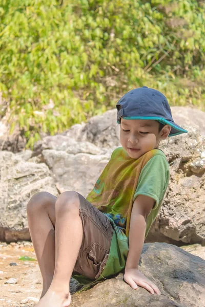 男孩在泰国坎查纳布里的Chok Kra Dinwaterfalls打水 — 图库照片