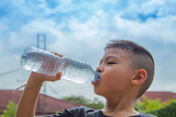 Los Chicos Están Bebiendo Agua Fría — Foto de Stock