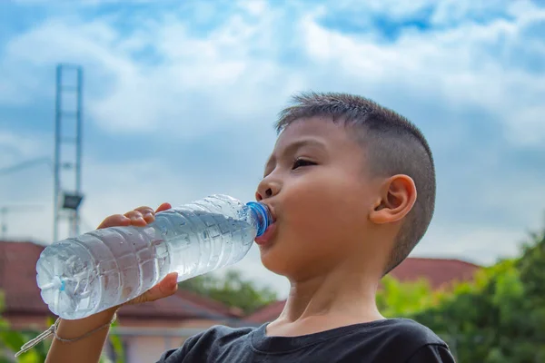 Los Chicos Están Bebiendo Agua Fría — Foto de Stock