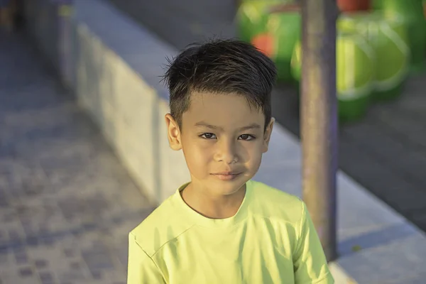 Porträtt Ung Pojke Klädd Grön Shirt Stående Leende — Stockfoto