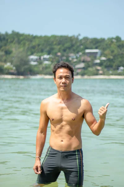 Asiatico Uomini Nuoto Mare Fondo Rocce Alberi — Foto Stock