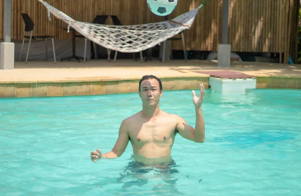 Männer Spielen Fußball Schwimmbad — Stockfoto