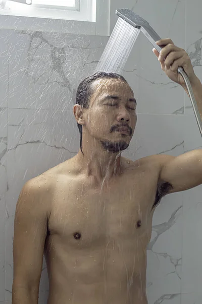 Asiatisch Mann Taking Ein Dusche Die Badezimmer — Stockfoto