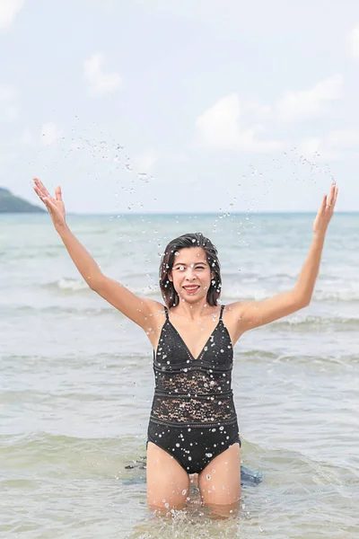 Retrato Mulher Asiática Vestindo Maiô Jogar Água Mar — Fotografia de Stock