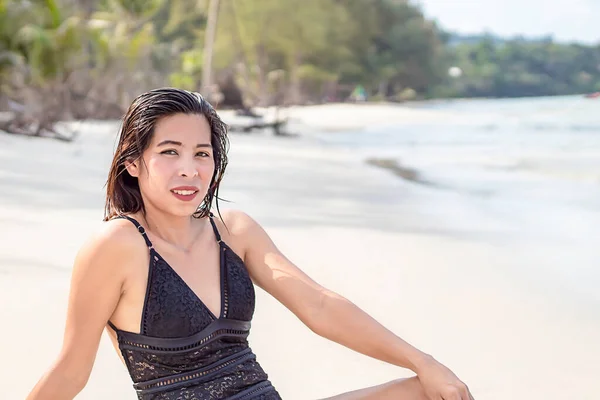 Porträt Einer Asiatin Badeanzug Strand — Stockfoto