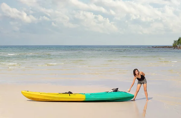 Asian Women Kayaks Beach Background Sea Sky Koh Kood Trat — Stock Photo, Image