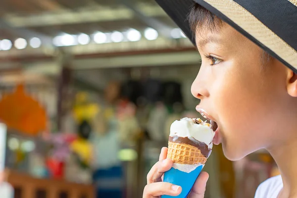 Asian Boys Memakai Topi Makan Krim Cone Tangan Stok Foto Bebas Royalti