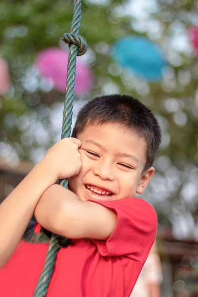 Asean Chłopiec Węzłach Liny Uśmiechając Się Szczęśliwie Obrazek Stockowy