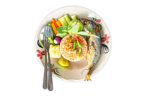 Izolovaná Smažená Rýže Chilli Pikantní Rybami Zeleninou Talíři Bílém Pozadí — Stock fotografie