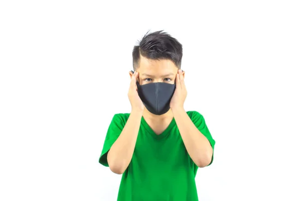 孤立アジアの少年の顔にマスクを保持手クリッピングパスと白の背景に — ストック写真