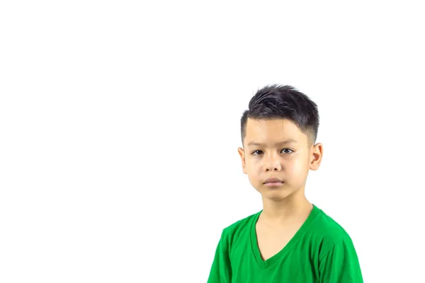 身穿绿色T恤 背景为白色 有剪路的亚洲男孩 — 图库照片