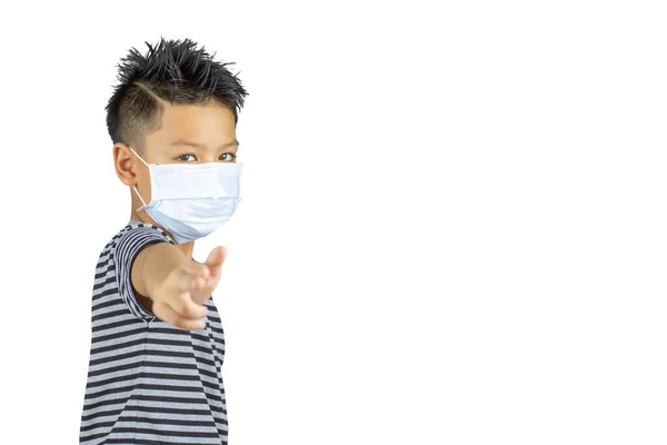 仮面をかぶったアジア系の少年が白い背景で腕を持ち上げ クリッピングパスを持つ — ストック写真