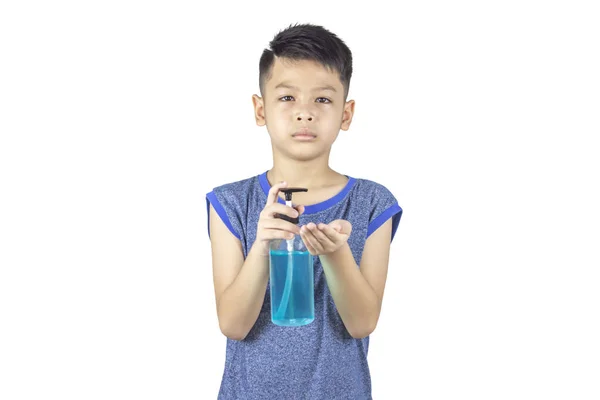 亚洲男孩手里拿着分离的酒精凝胶瓶 背景是白色的 有切割路 — 图库照片