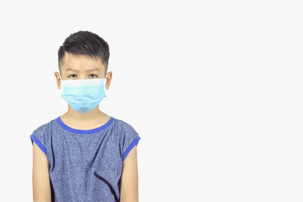 白い背景にクリッピングパスを持つマスクを身に着けている隔離されたアジアの少年 — ストック写真