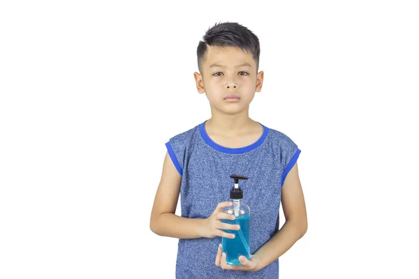 亚洲男孩手里拿着分离的酒精凝胶瓶 背景是白色的 有切割路 — 图库照片