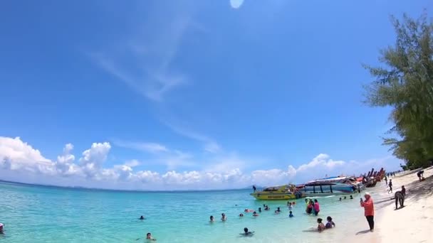 Video przenosi się z prawej na lewą stronę Mnóstwo wycieczek łodzią i turystów na plaży i czyste niebo z pięknymi chmurami na wyspie Poda, Krabi w Tajlandii. 13 października 2019. — Wideo stockowe
