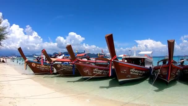 Video se pohybuje zleva doprava od mnoha výletů lodí a turistů na pláži a jasné nebe s krásnými mraky na ostrově Poda, Krabi v Thajsku. Říjen 13, 2019. — Stock video