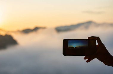 El ele tutuşup, sabah güneşini ve sisi vuruyoruz..