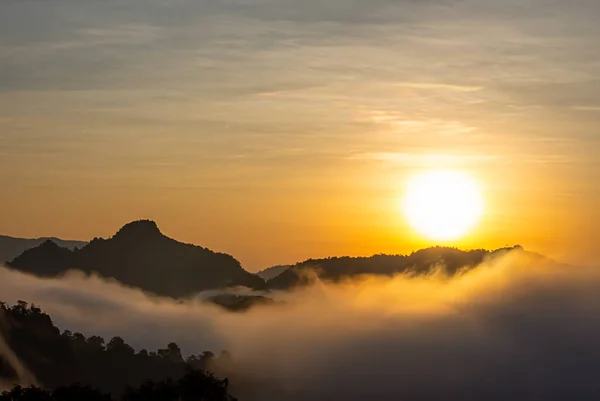 Salida Del Sol Luz Mañana Detrás Las Montañas Con Niebla — Foto de Stock