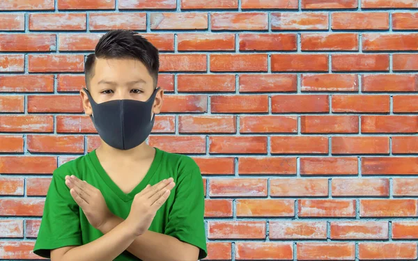 Πορτρέτο Ασιατικό Αγόρι Φορώντας Μια Μάσκα Και Σήκωσε Χέρια Του — Φωτογραφία Αρχείου
