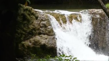 Tayland, Kanchanaburi 'deki Songkhalia şelalesinden akan şelale..