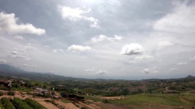 Video dağların solundan sağa doğru hareket ediyor ve şehrin arka planında Khao Kho 'da güzel bulutlar, Phetchabun Tayland' da..