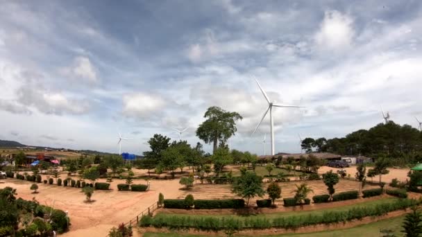 Video se pohybuje zleva doprava větrné turbíny generovat elektrickou farmu na horách pozadí krásné mraky na obloze v Khao Kho, Phetchabun v Thajsku. — Stock video