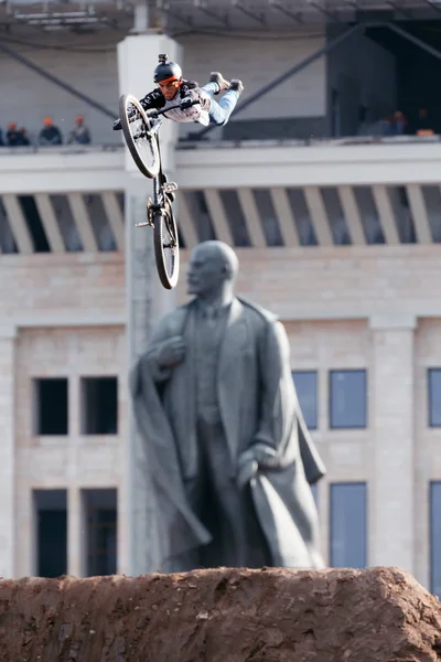 Russie, Moscou, 23 juillet 2016 : Un Mountainbiker fait un tour de talon devant le monument de Lénine — Photo