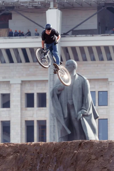 Rosja, Moskwa, 23 lipca 2016: Mountainbiker sprawia, że stunt przed pomnik Lenina — Zdjęcie stockowe