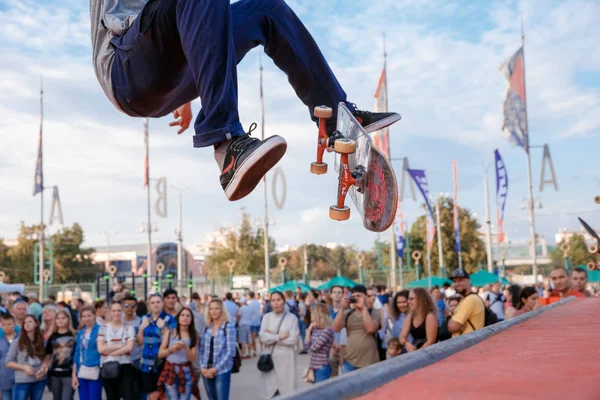 Rusko, Moskva, 23 Červen 2016: fragment skateboardista, který dělá ollie kousek na Moscow City Games contest, Lužniki — Stock fotografie