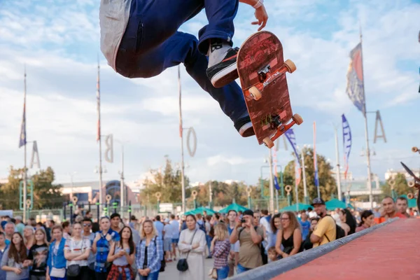 Rusko, Moskva, 23 Červen 2016: fragment skateboardista, který dělá ollie kousek na Moscow City Games contest, Lužniki — Stock fotografie
