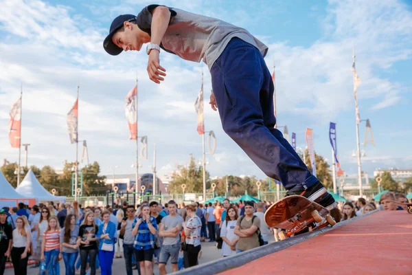 Rusko, Moskva, 23 Červen 2016: Skateboardista dělá ollie kousek na Moscow City Games contest, Lužniki, — Stock fotografie