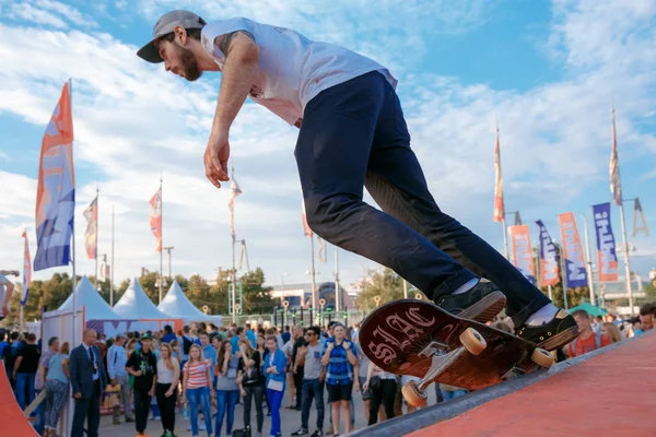 Rusko, Moskva, 23 Červen 2016: Skateboardista dělá ollie kousek na Moscow City Games contest, Lužniki — Stock fotografie
