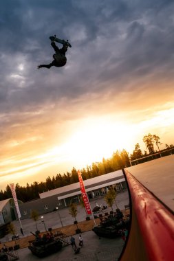 Bir dublör çeyrek boru rampa günbatımı Rus X Challenge 2016 Yarışması, Moskova, Rusya, yapma kaykaycı