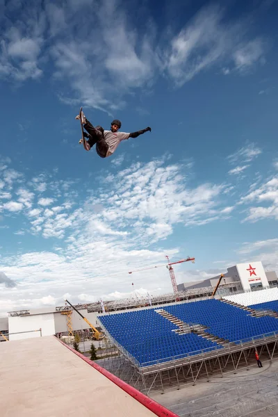 Skateboarder macht einen Stunt in der Quarterpipe Rampe beim russischen x challenge 2016 contest, moskau, russland — Stockfoto