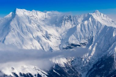 Kar dağlar tepeler ve mavi gökyüzü