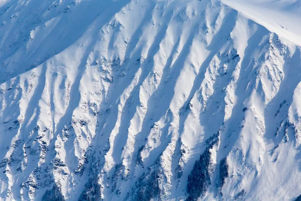 Serra severa cume coberto de neve — Fotografia de Stock