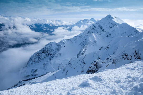 Κορυφογραμμή σοβαρή βουνά καλύπτονται από χιόνι στην λαμπερή ηλιόλουστη ημέρα — Φωτογραφία Αρχείου
