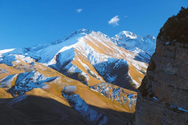 Vista superior para montanhas caucasianas picos cobertos de neve em dia ensolarado — Fotografia de Stock