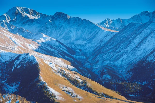 Vista superior para as montanhas caucasianas em dia ensolarado — Fotografia de Stock