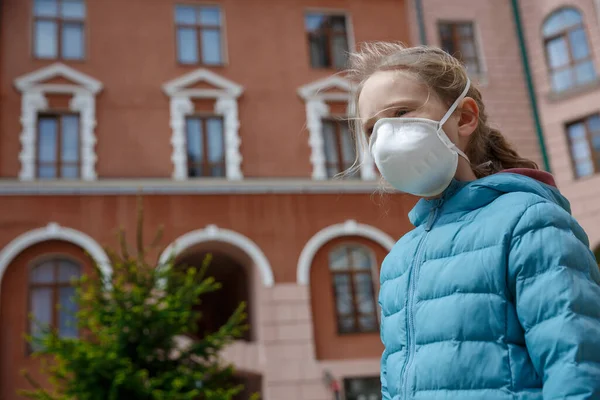 Primo Piano Una Ragazza Con Addosso Una Maschera Medica Citta — Foto Stock