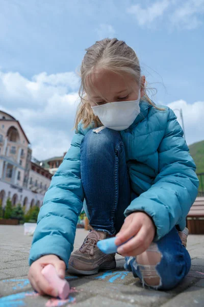 Uma Menina Desenhando Com Lápis Cera Usando Uma Máscara Médica Fotografia De Stock