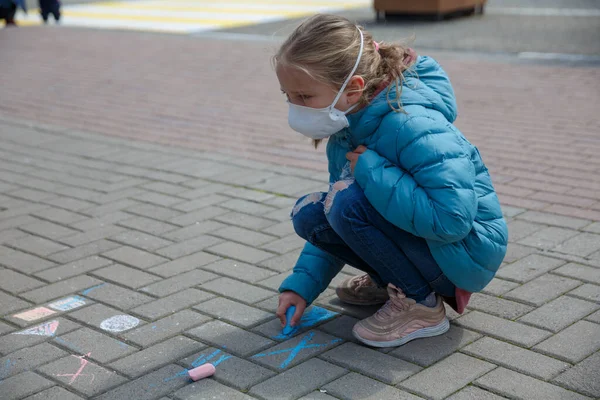 Una Ragazzina Che Disegna Con Dei Pastelli Con Una Maschera Immagine Stock