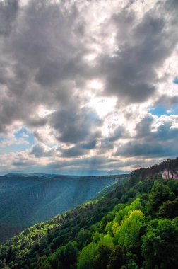 dağlarda güneşli bir gün.