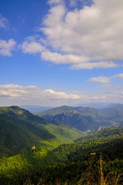 dağlarda güneşli bir gün.