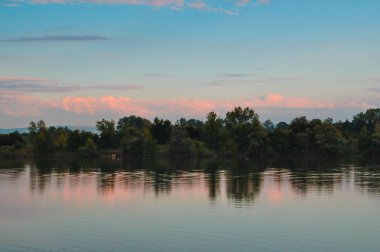 Gölde gün batımı